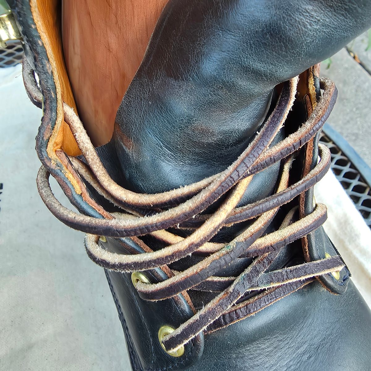 Photo by kananaios on February 2, 2026 of the Unmarked DB Hunter Cap Toe in Horween Navy Chromexcel.