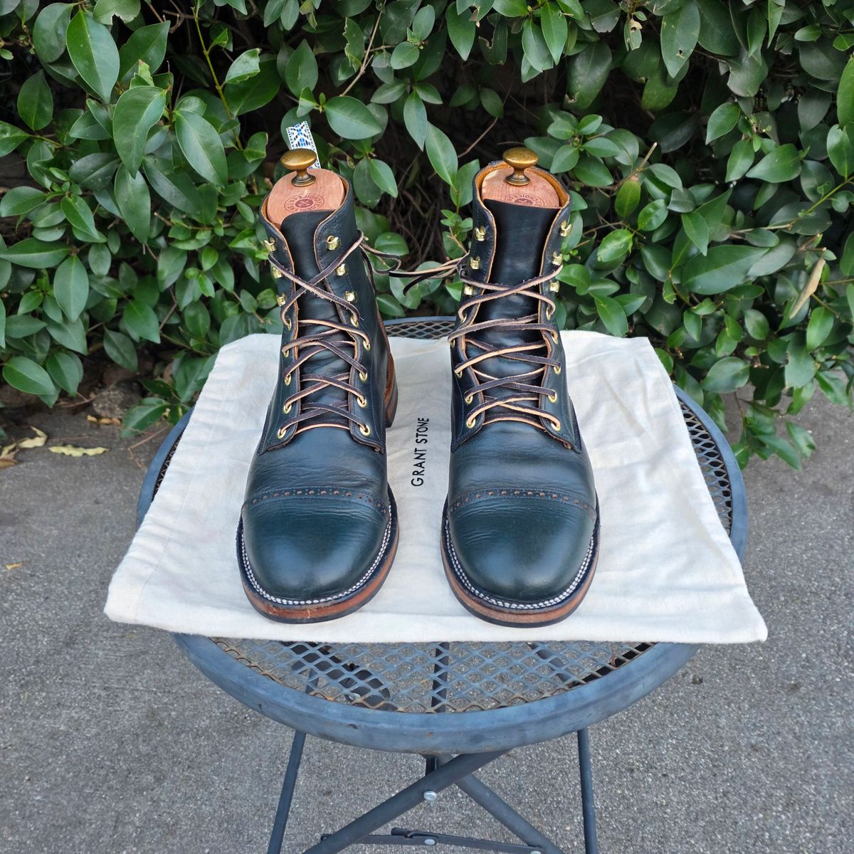 Photo by kananaios on February 2, 2026 of the Unmarked DB Hunter Cap Toe in Horween Navy Chromexcel.