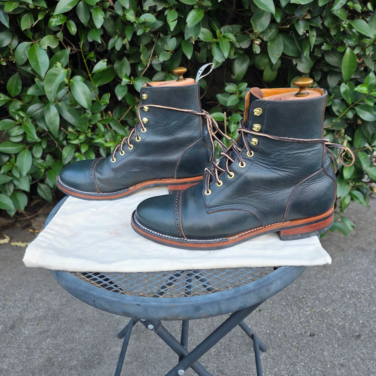 Photo by kananaios on February 2, 2026 of the Unmarked DB Hunter Cap Toe in Horween Navy Chromexcel.