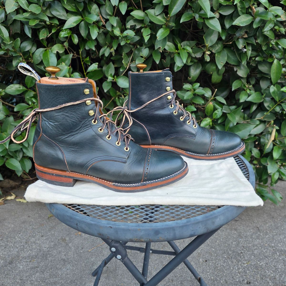 Photo by kananaios on February 2, 2026 of the Unmarked DB Hunter Cap Toe in Horween Navy Chromexcel.