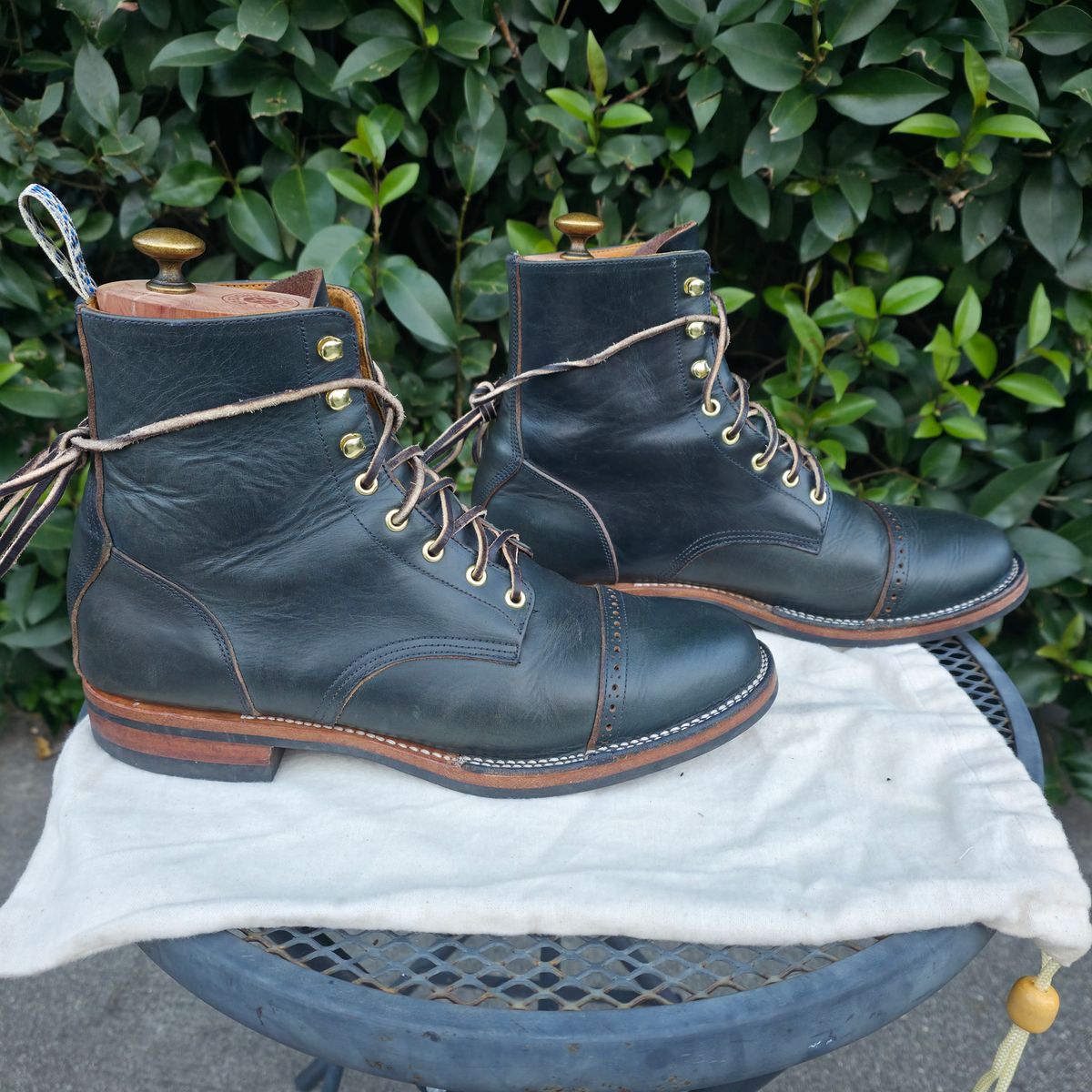 Photo by kananaios on March 4, 2026 of the Unmarked DB Hunter Cap Toe in Horween Navy Chromexcel.