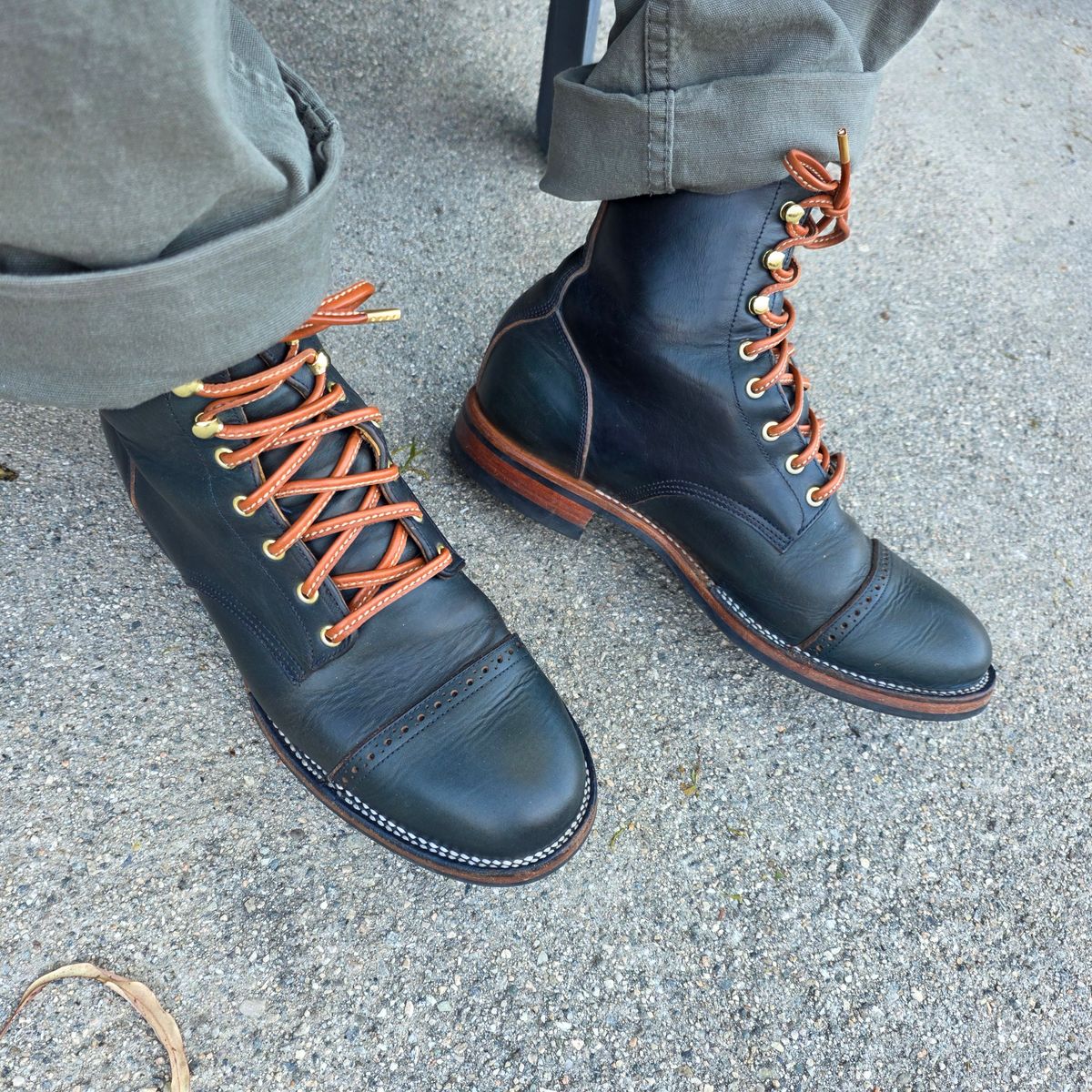 Photo by kananaios on March 20, 2026 of the Unmarked DB Hunter Cap Toe in Horween Navy Chromexcel.