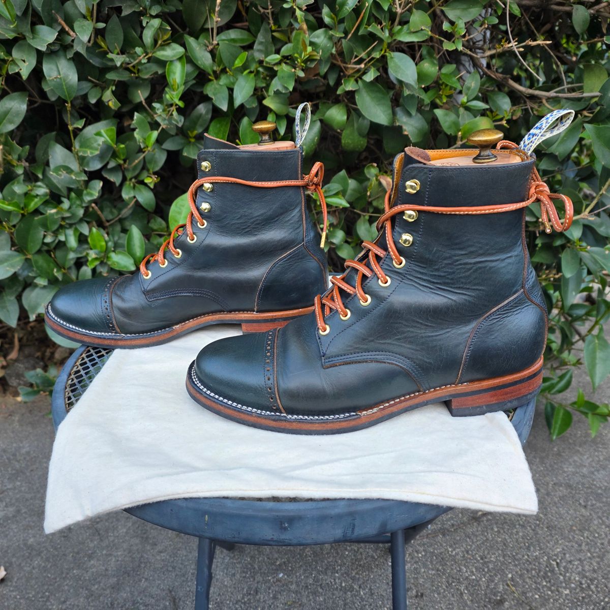 Photo by kananaios on April 2, 2026 of the Unmarked DB Hunter Cap Toe in Horween Navy Chromexcel.