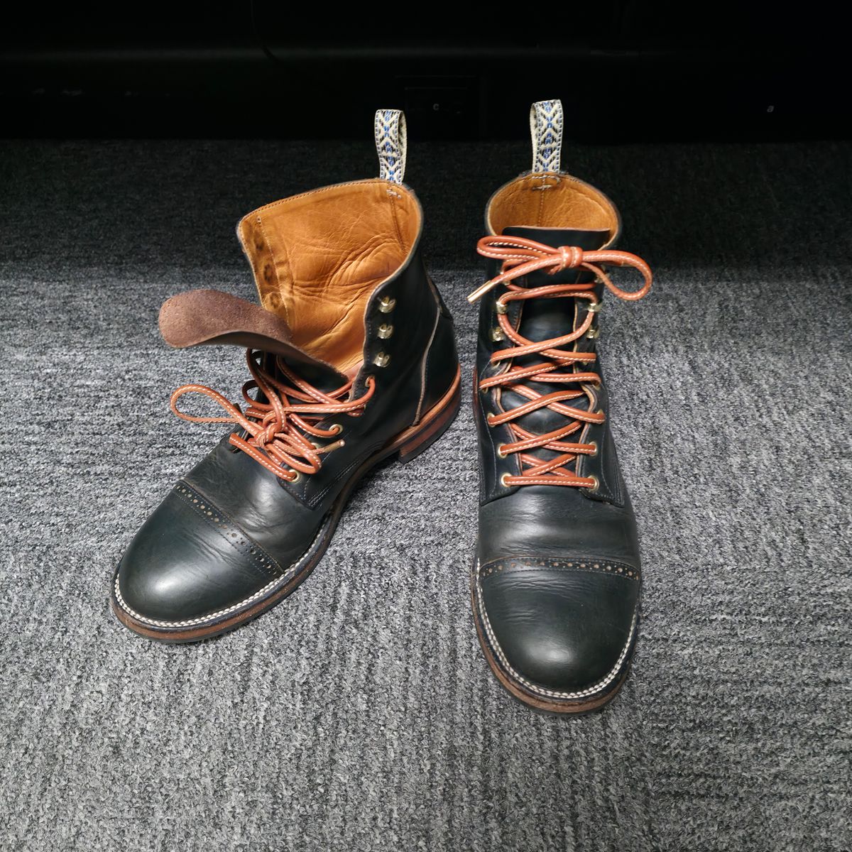 Photo by kananaios on June 1, 2026 of the Unmarked DB Hunter Cap Toe in Horween Navy Chromexcel.