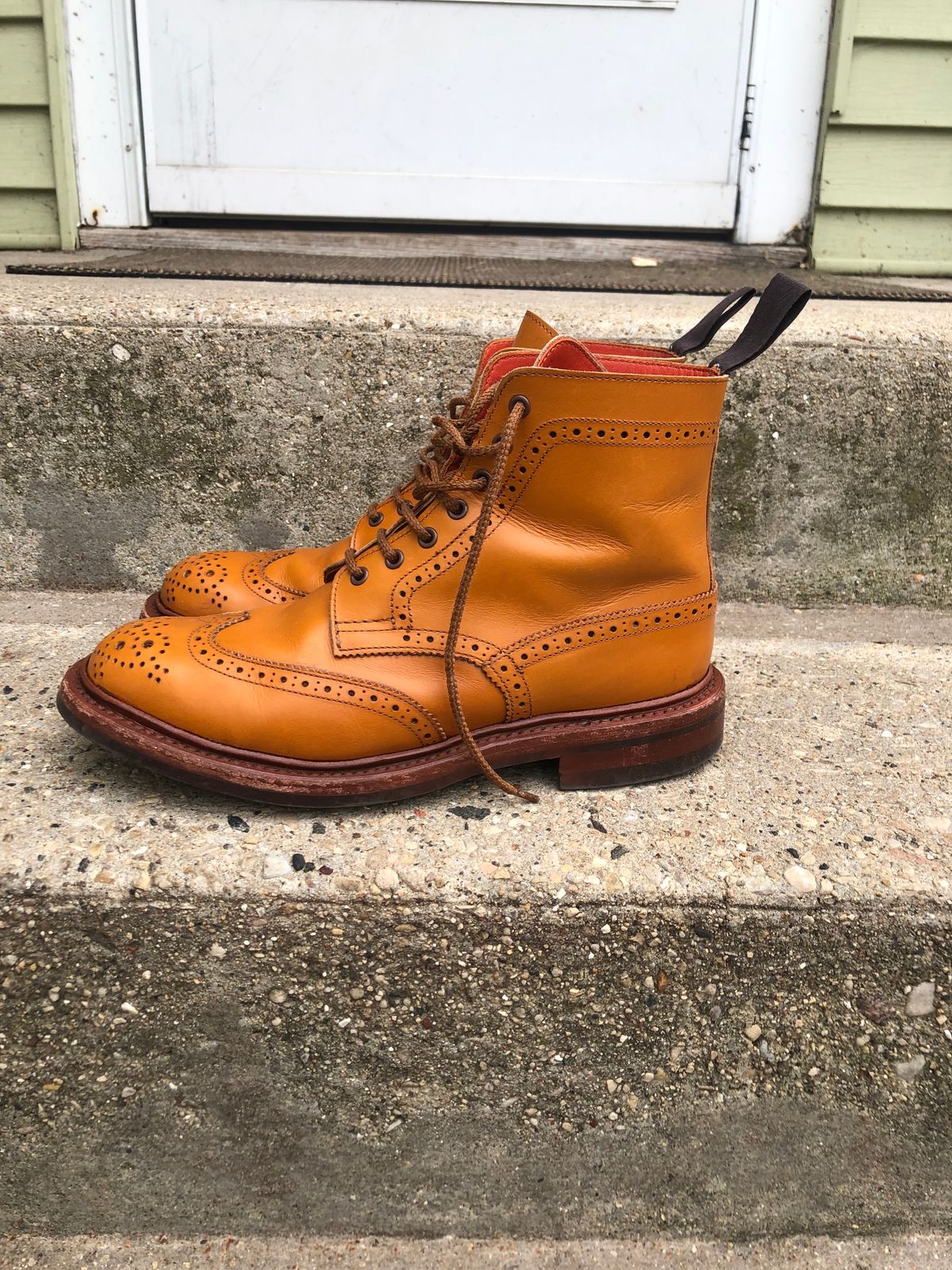 Photo by aganz on December 5, 2022 of the Tricker's Unknown Model in Acorn Antique.