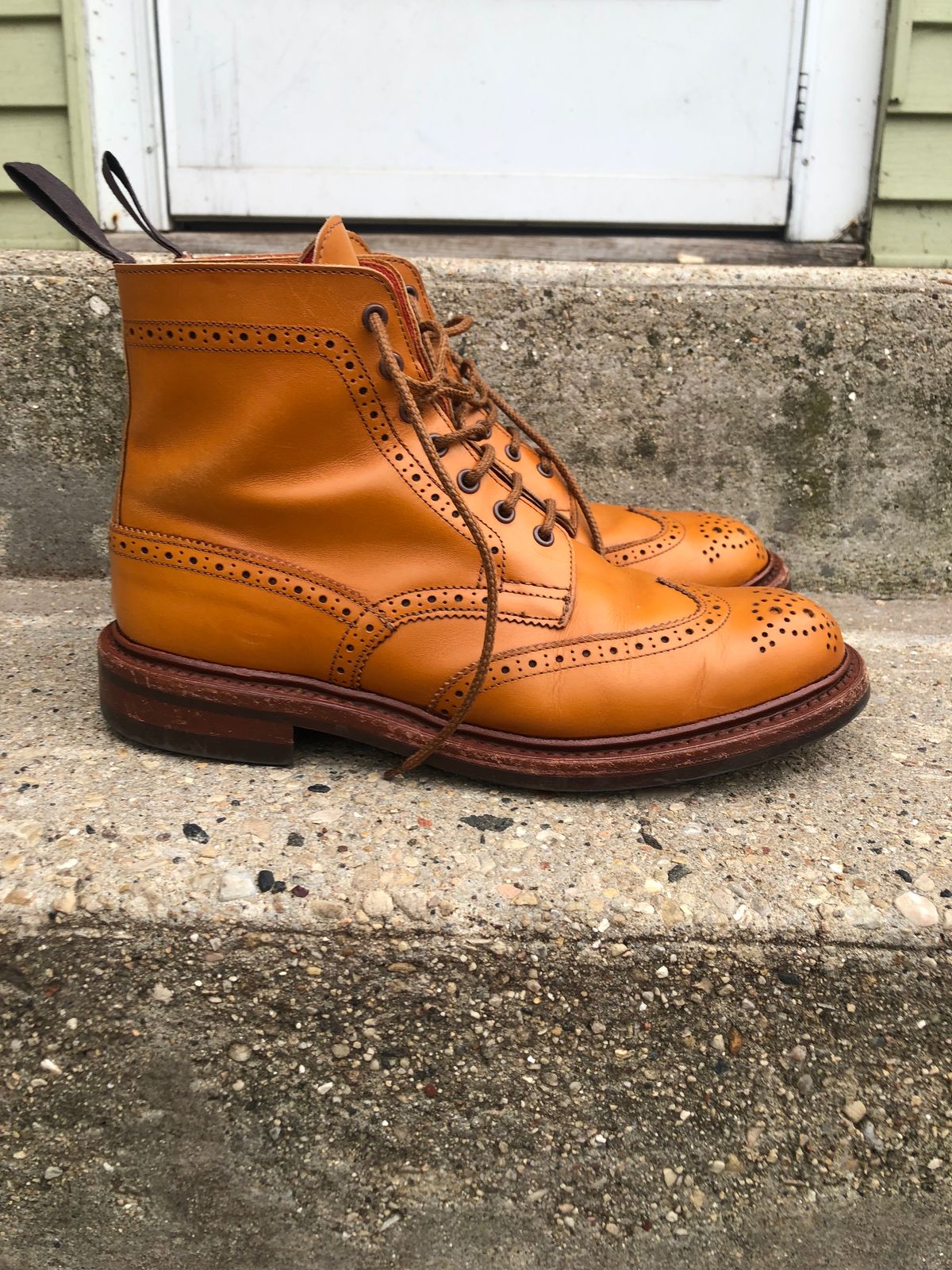Photo by aganz on December 5, 2022 of the Tricker's Unknown Model in Acorn Antique.
