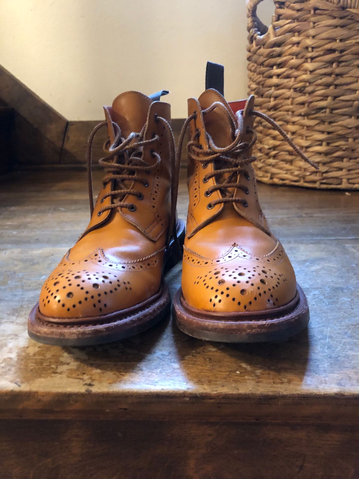 Photo by aganz on January 4, 2023 of the Tricker's Unknown Model in Acorn Antique.