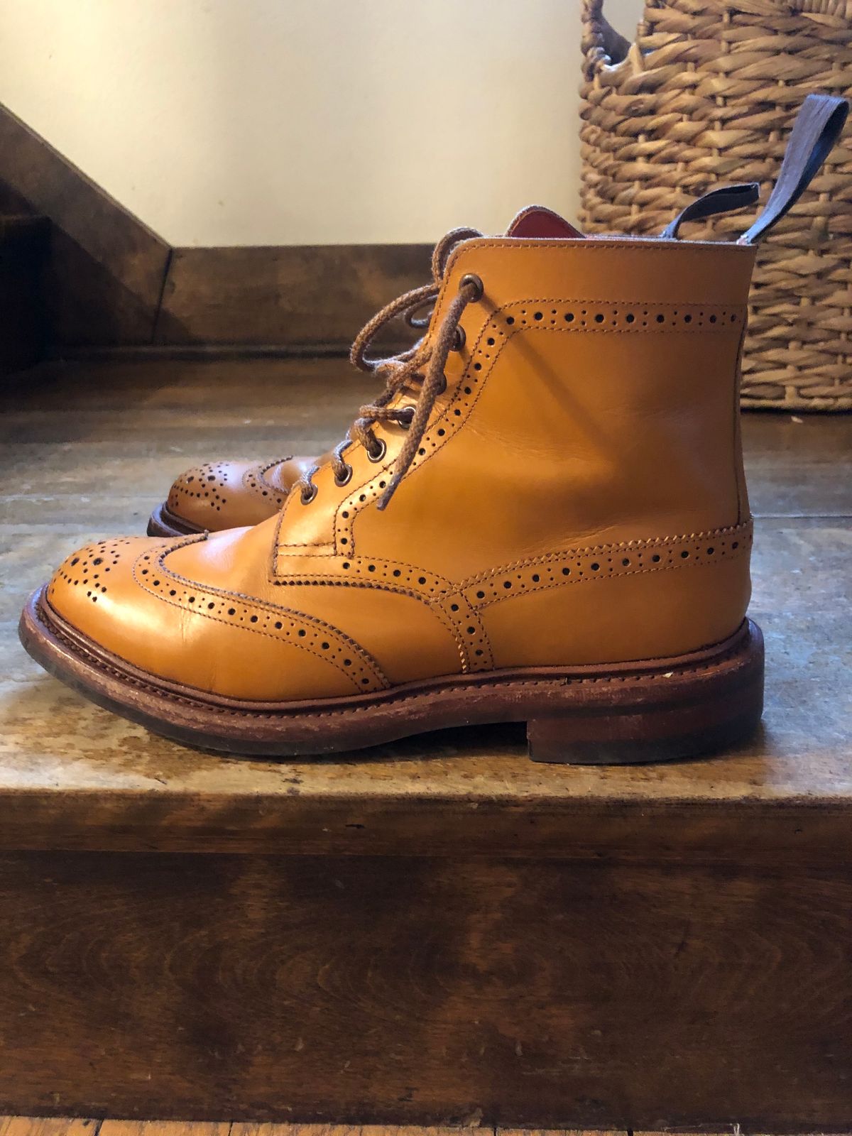 Photo by aganz on January 4, 2023 of the Tricker's Unknown Model in Acorn Antique.