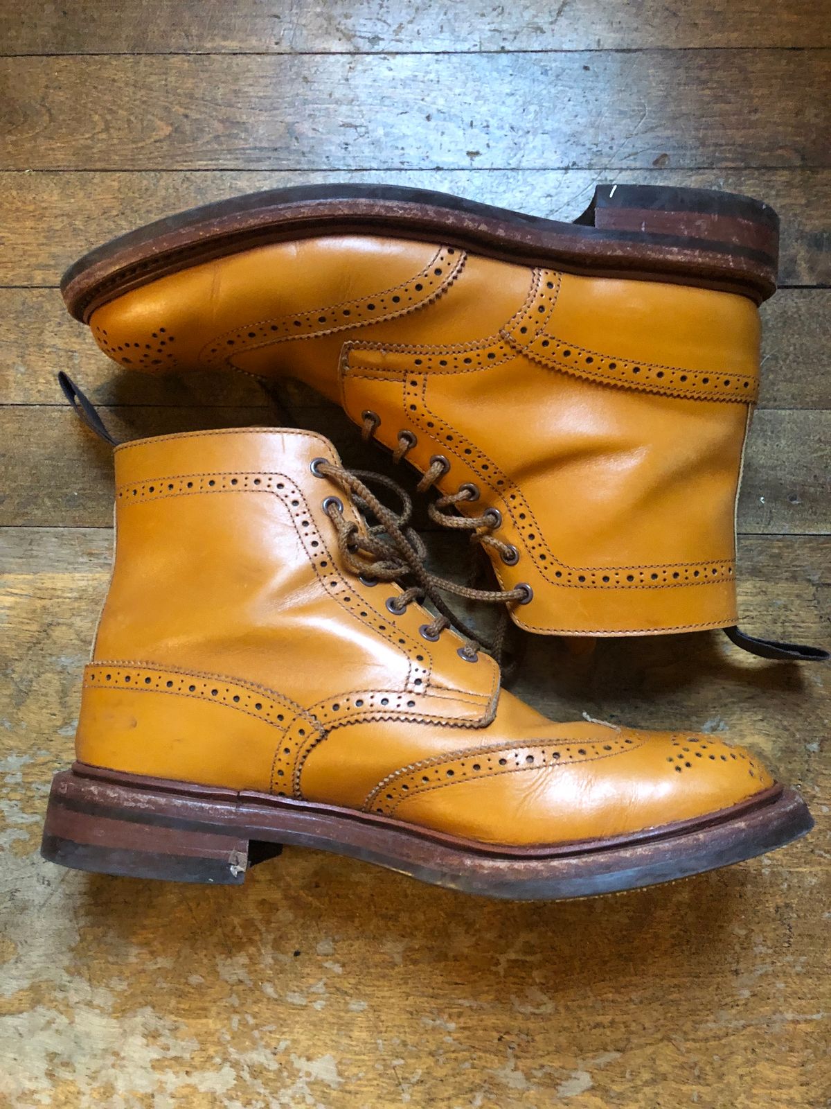 Photo by aganz on January 4, 2023 of the Tricker's Unknown Model in Acorn Antique.