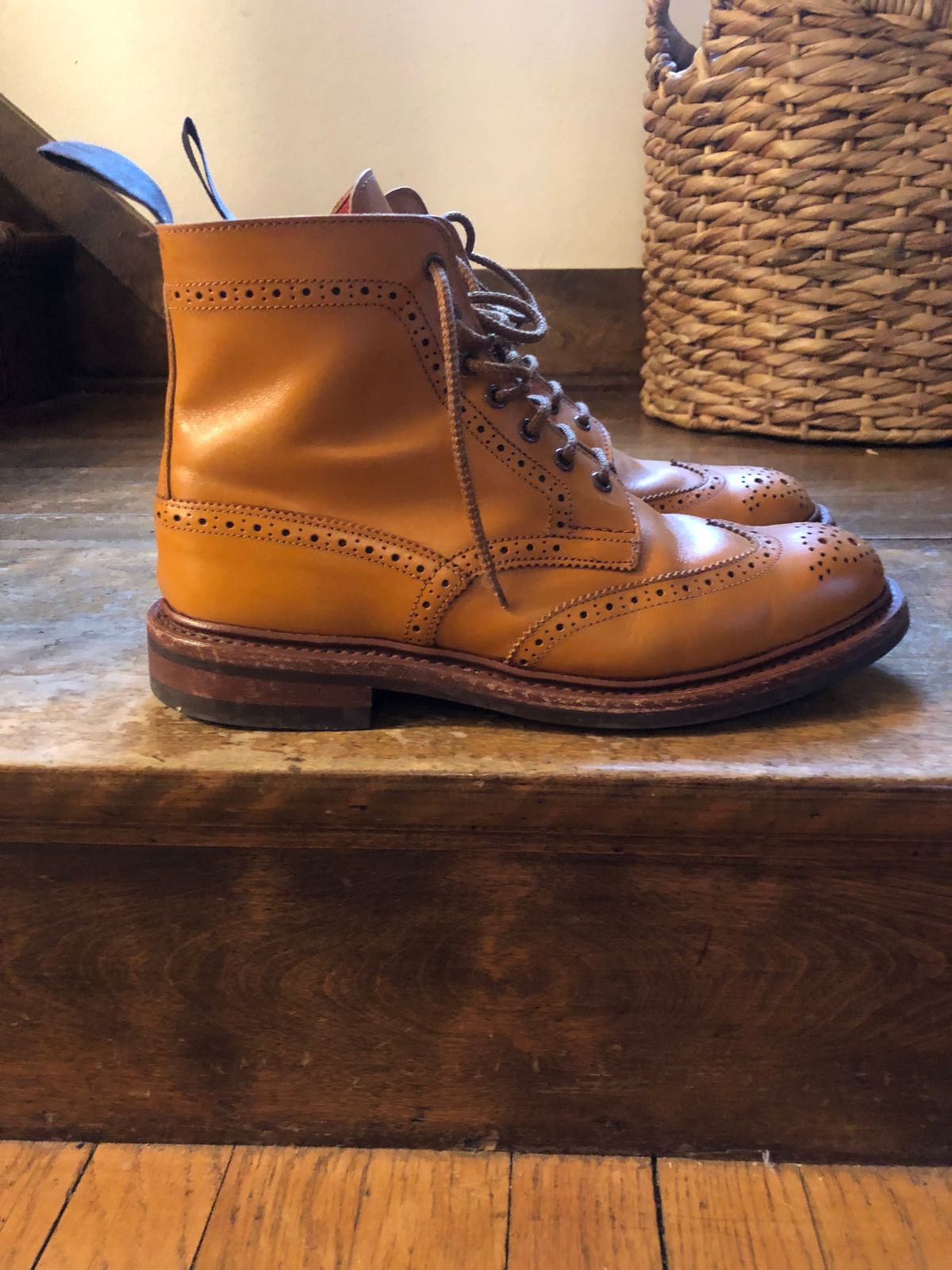 Photo by aganz on January 4, 2023 of the Tricker's Unknown Model in Acorn Antique.