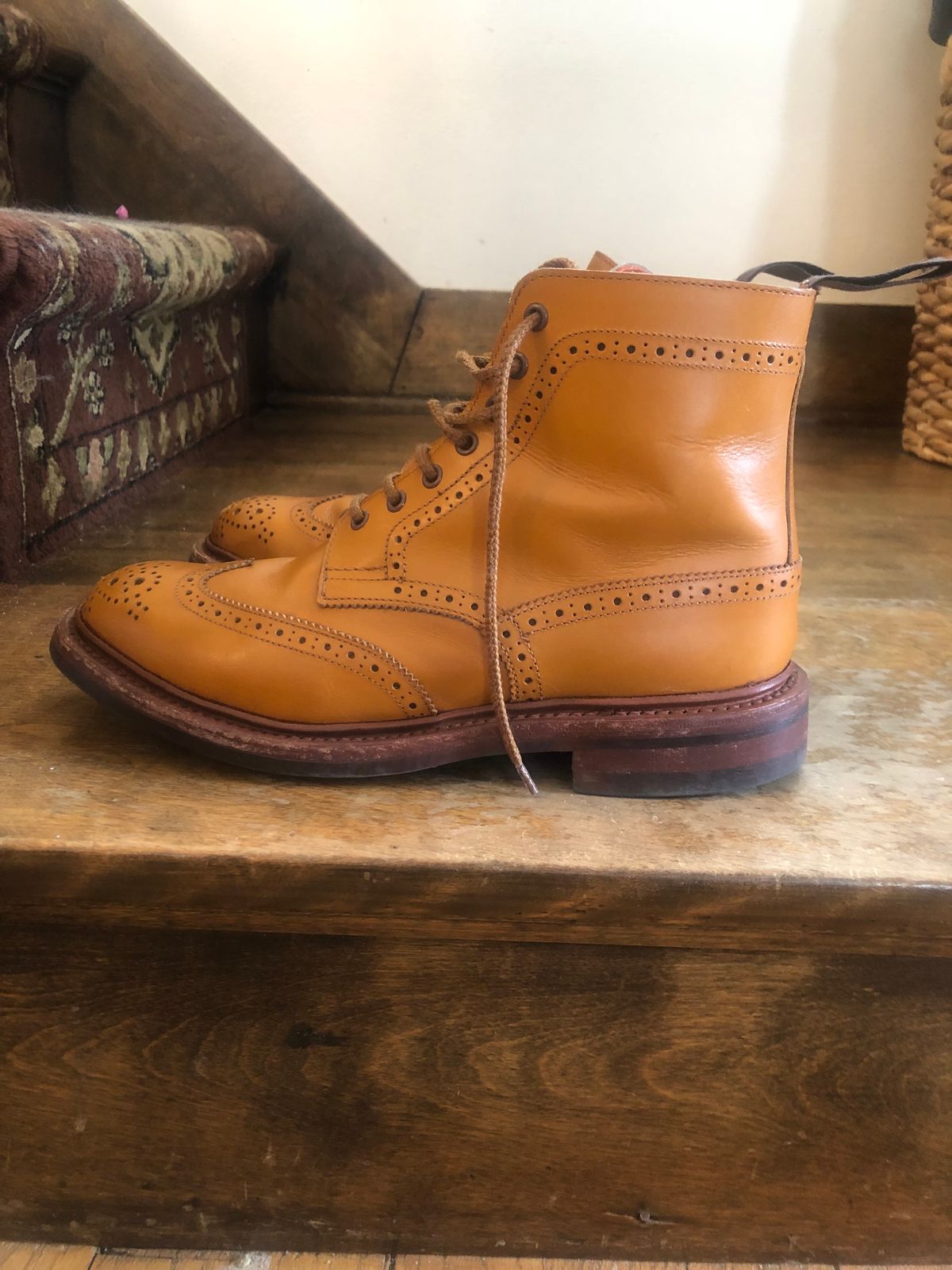 Photo by aganz on February 5, 2023 of the Tricker's Unknown Model in Acorn Antique.