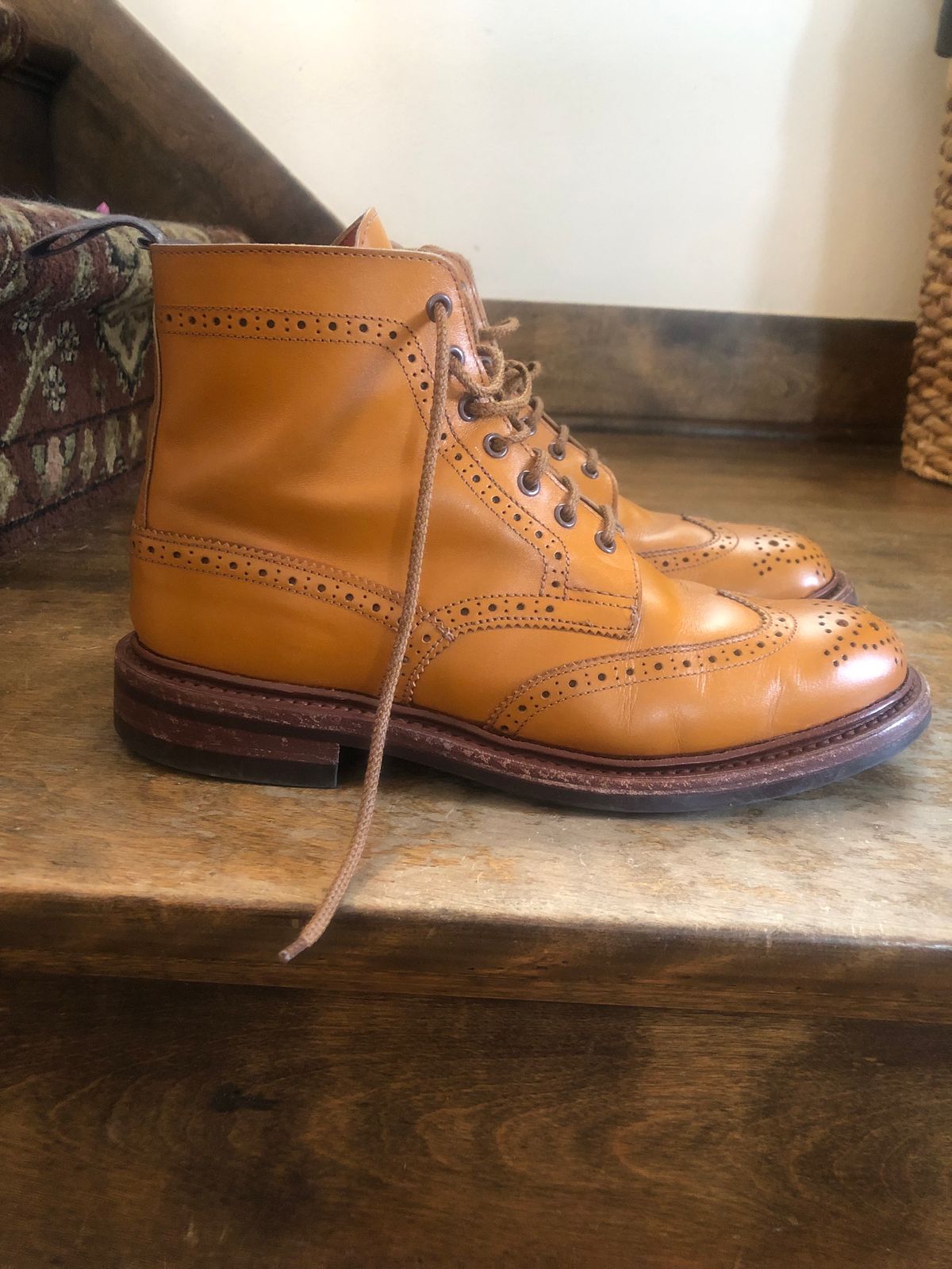 Photo by aganz on February 5, 2023 of the Tricker's Unknown Model in Acorn Antique.