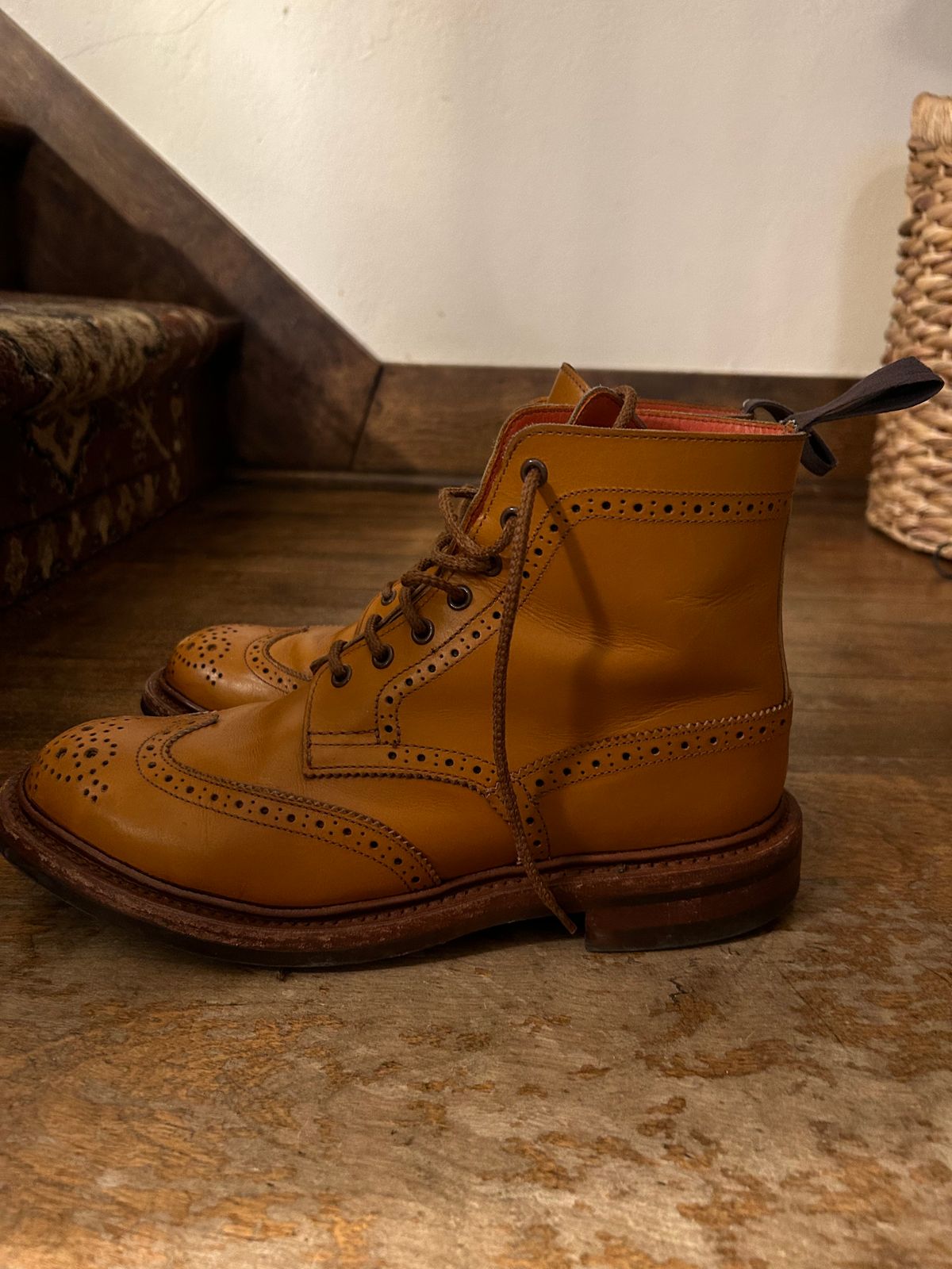 Photo by aganz on March 6, 2023 of the Tricker's Unknown Model in Acorn Antique.