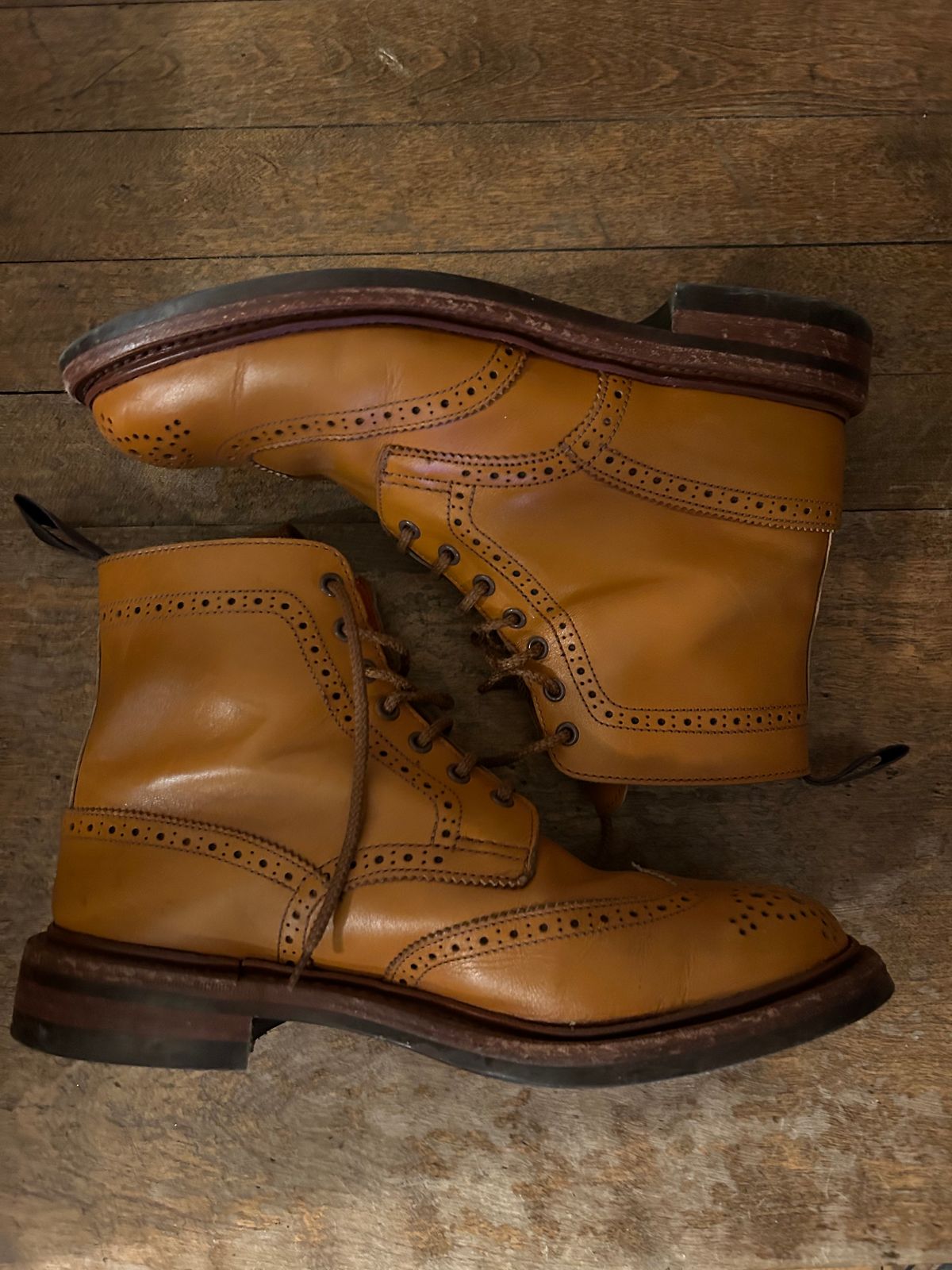 Photo by aganz on March 6, 2023 of the Tricker's Unknown Model in Acorn Antique.