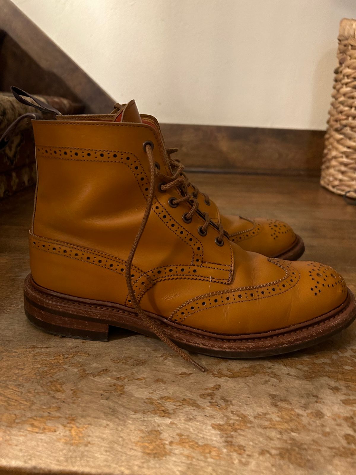 Photo by aganz on March 6, 2023 of the Tricker's Unknown Model in Acorn Antique.