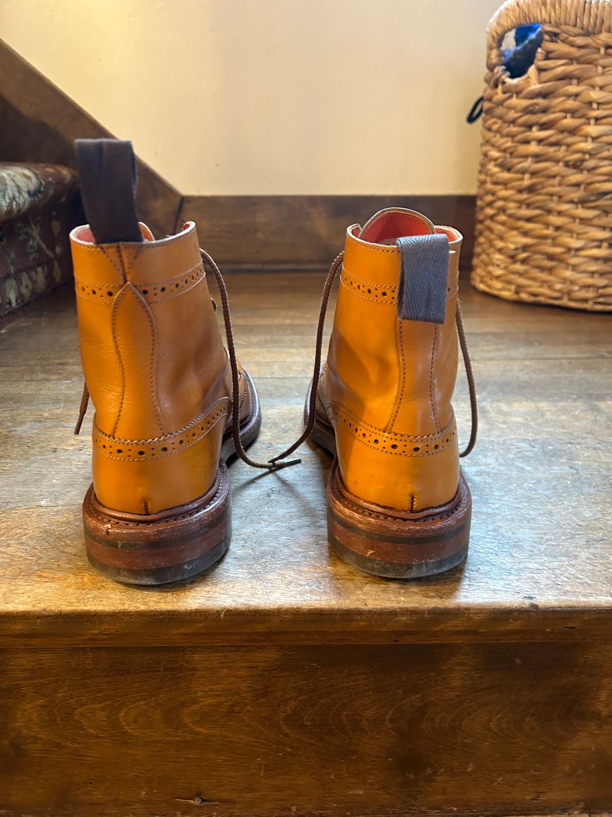 Photo by aganz on April 1, 2023 of the Tricker's Unknown Model in Acorn Antique.