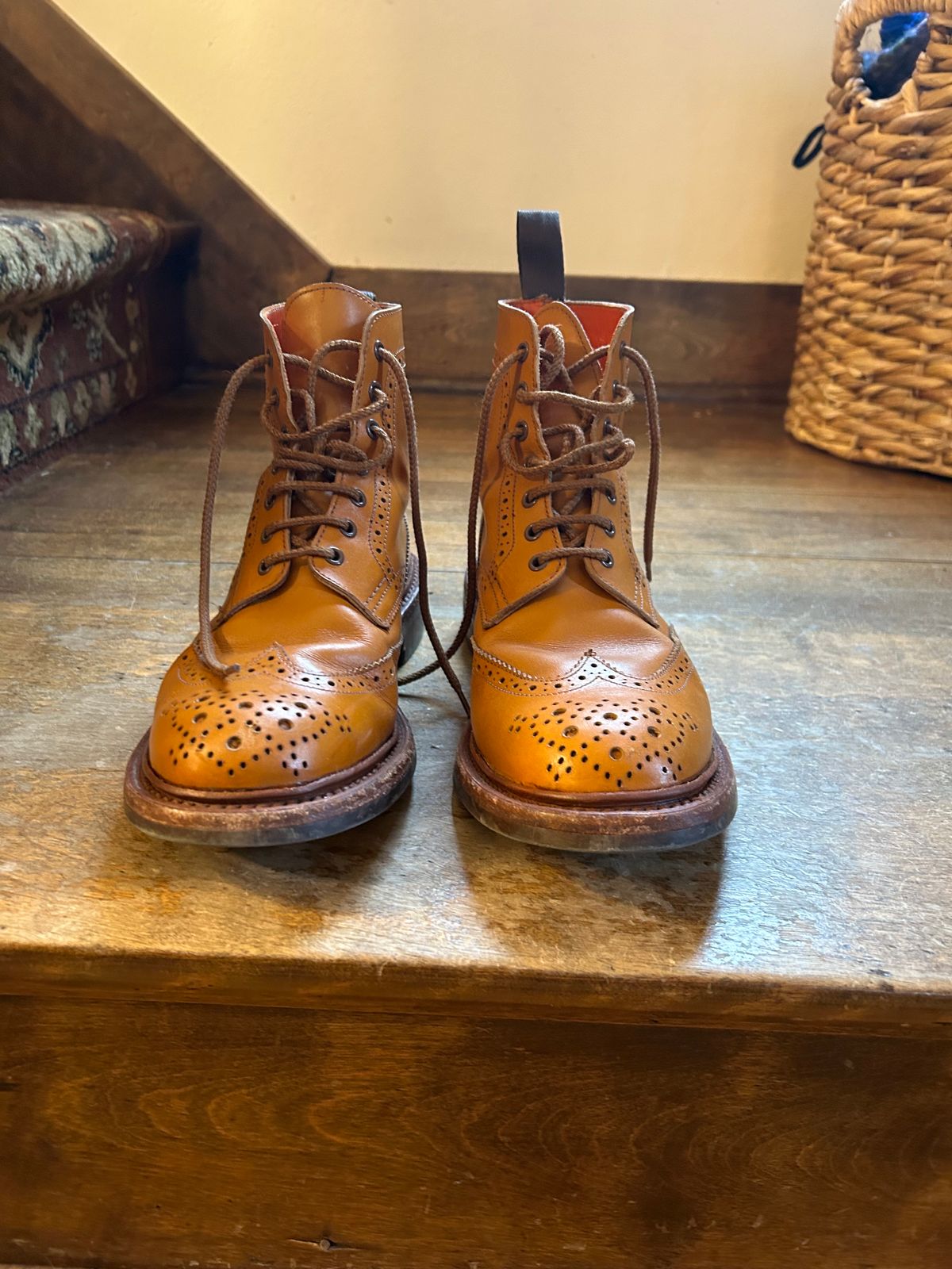 Photo by aganz on April 1, 2023 of the Tricker's Unknown Model in Acorn Antique.