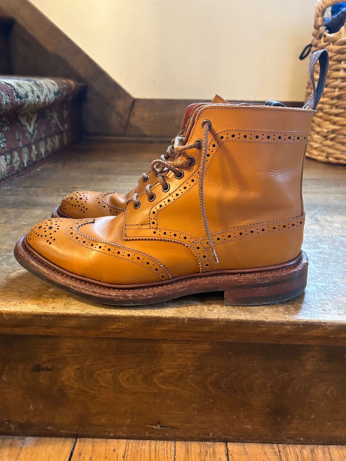 Photo by aganz on April 1, 2023 of the Tricker's Unknown Model in Acorn Antique.