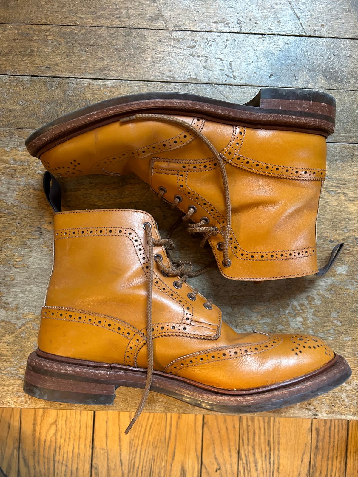 Photo by aganz on April 1, 2023 of the Tricker's Unknown Model in Acorn Antique.