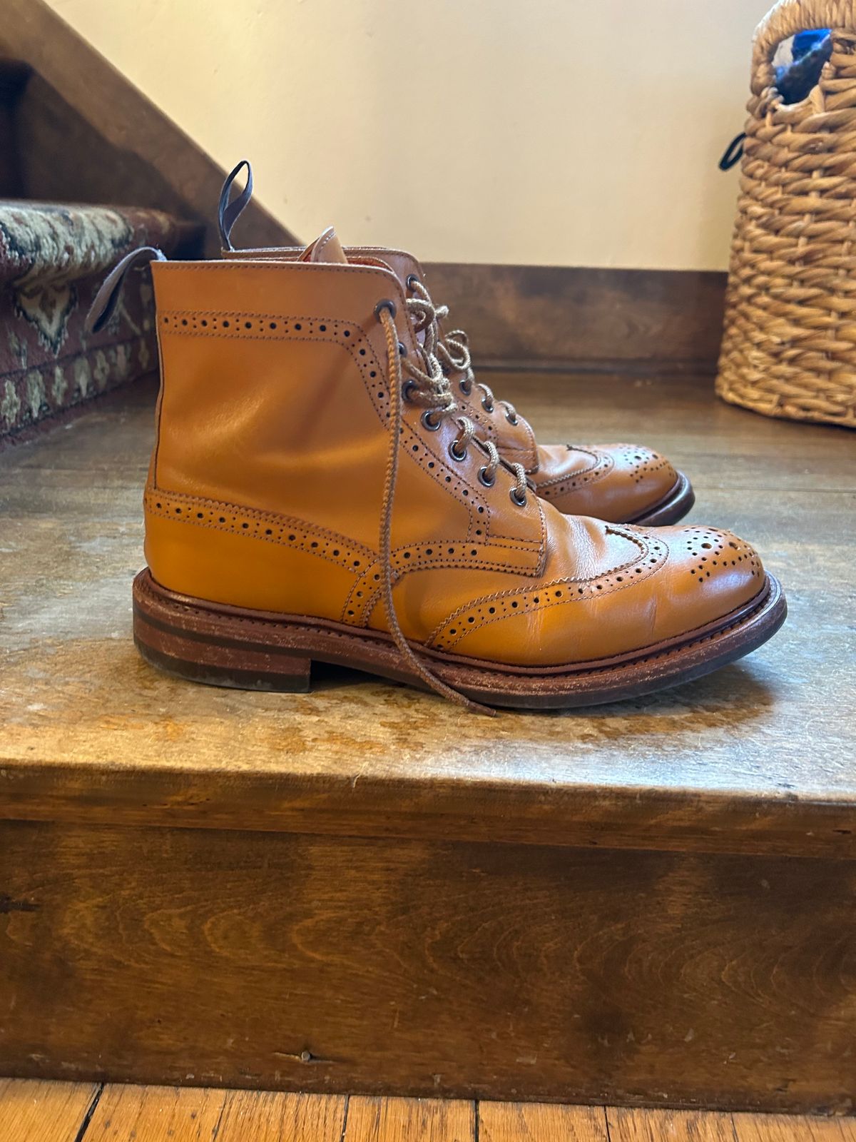Photo by aganz on April 1, 2023 of the Tricker's Unknown Model in Acorn Antique.