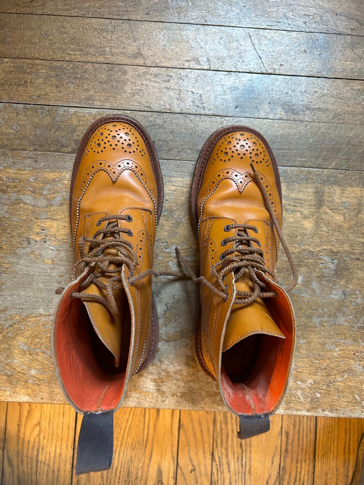 Photo by aganz on April 1, 2023 of the Tricker's Unknown Model in Acorn Antique.
