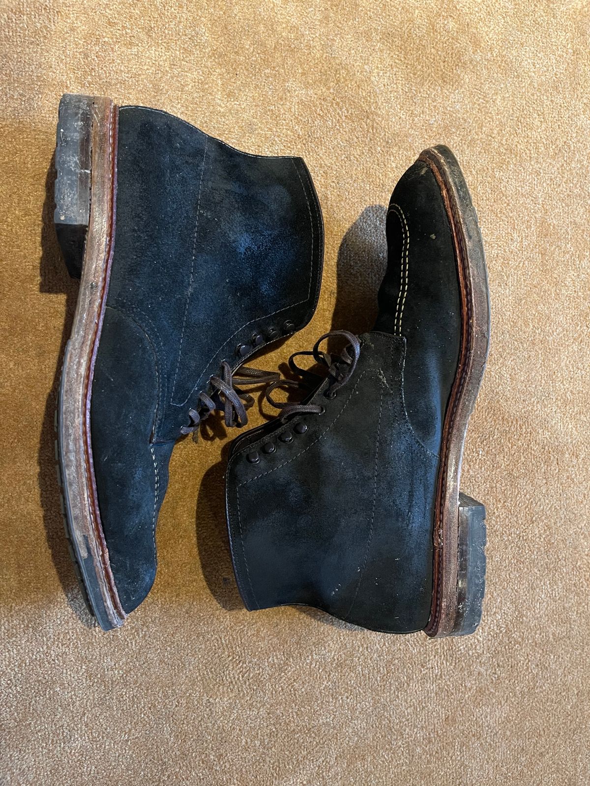 Photo by rufio on December 5, 2022 of the Alden Indy Boot in Horween Earth Chamois Roughout.