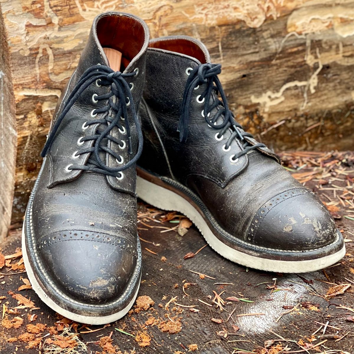 Photo by renee2day on March 3, 2025 of the Grant Stone Garrison Boot in Black Waxed Deer.