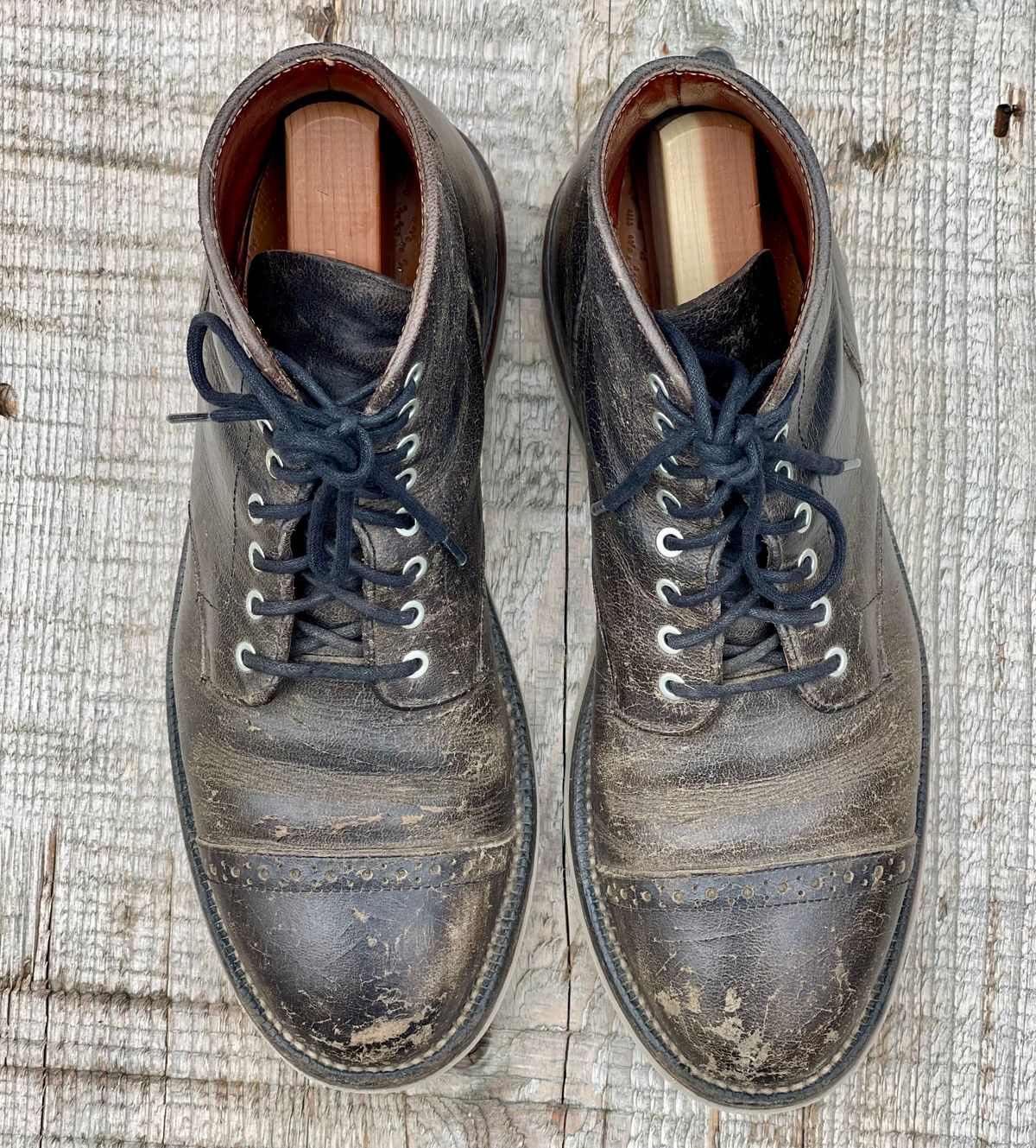 Photo by renee2day on April 1, 2025 of the Grant Stone Garrison Boot in Black Waxed Deer.