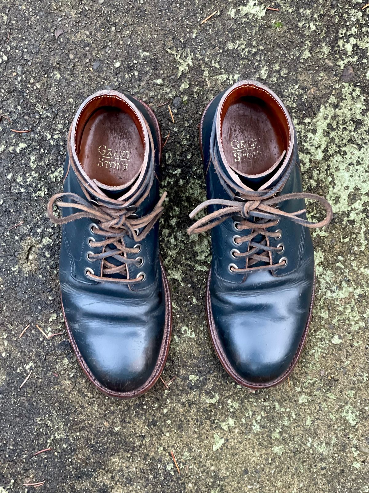 Photo by renee2day on January 3, 2024 of the Grant Stone Diesel Boot in Horween Navy Chromexcel.