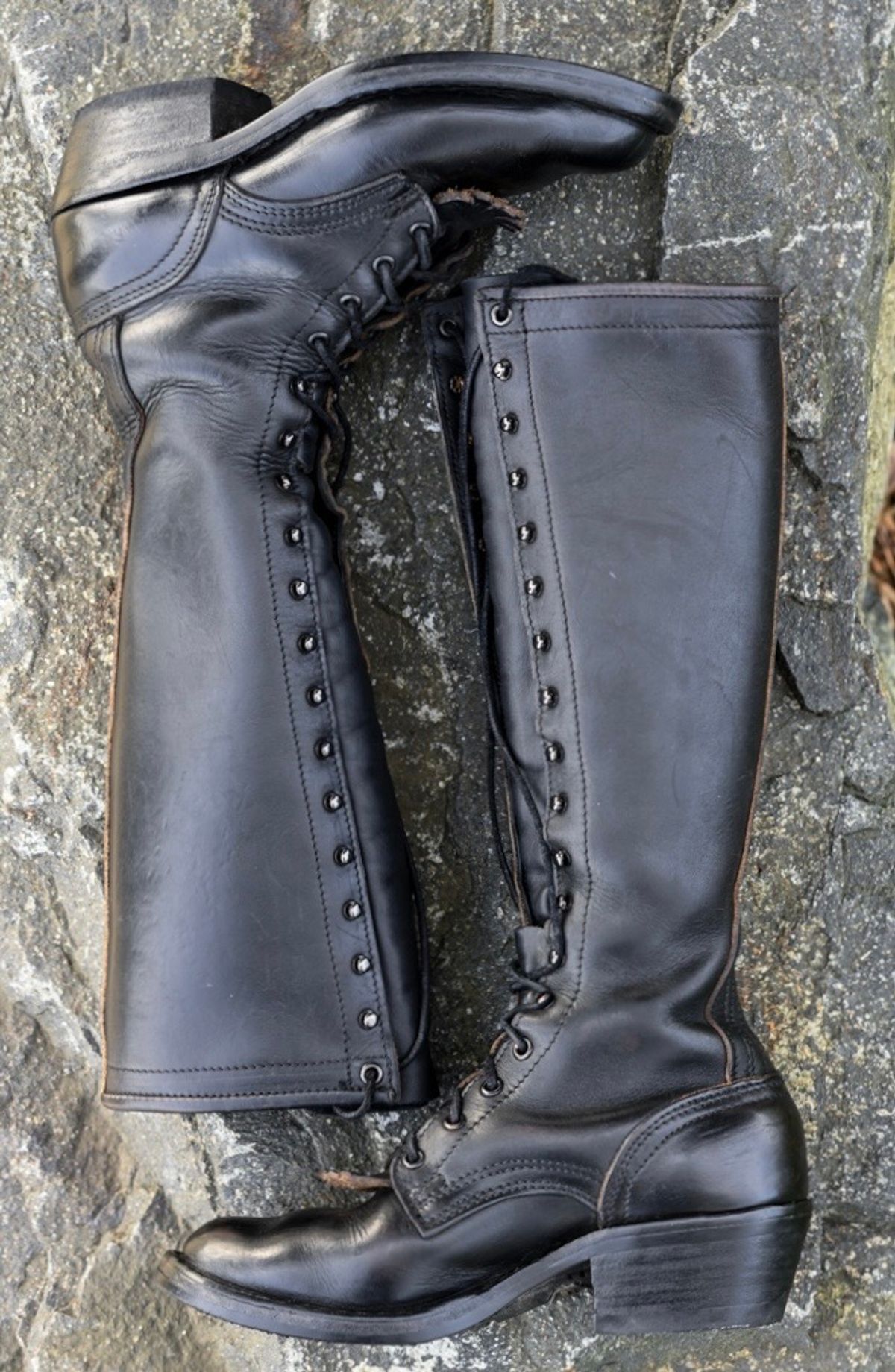 Photo by renee2day on February 5, 2026 of the Nicks Packer in Horween Black Chromexcel.