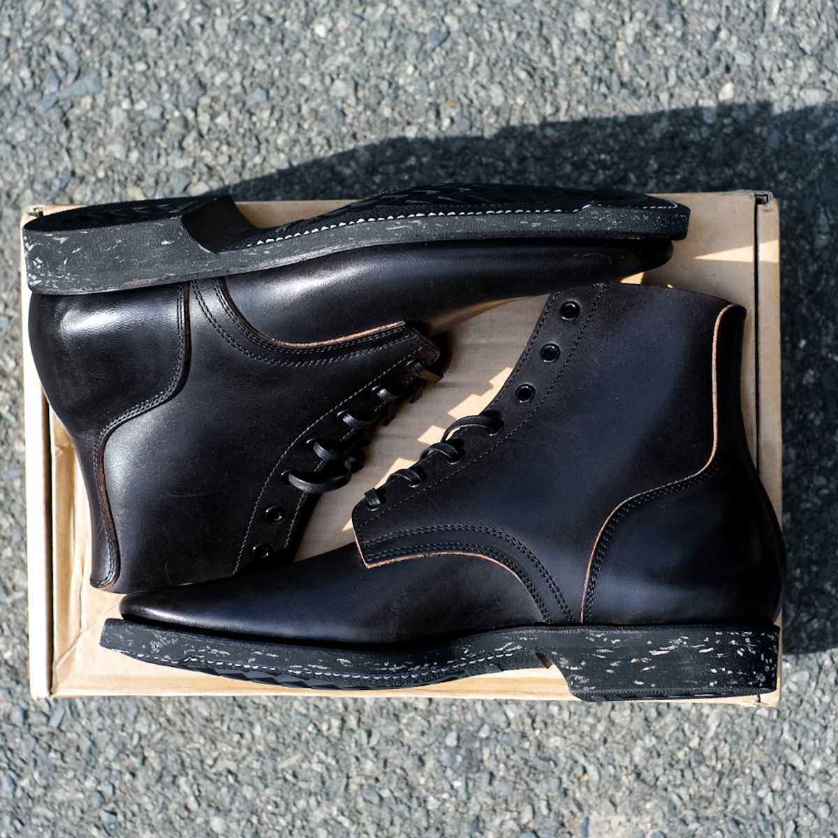 Photo by chaubui86 on October 4, 2022 of the Clinch Yeager Boots in Black-Overdyed Horsebutt.