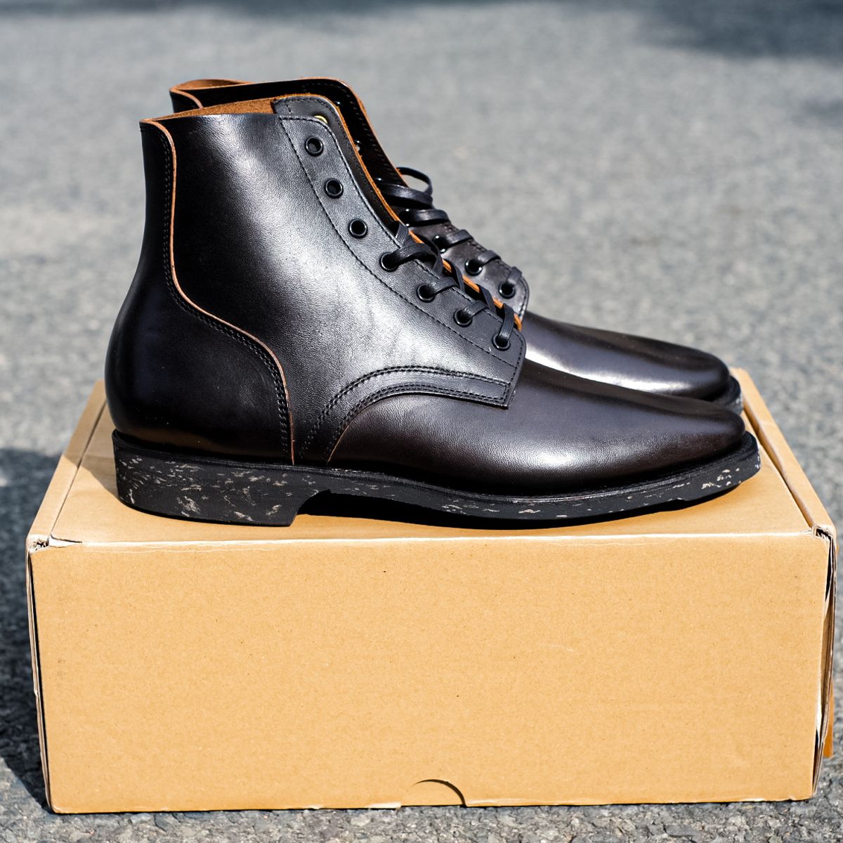 Photo by chaubui86 on October 4, 2022 of the Clinch Yeager Boots in Black-Overdyed Horsebutt.