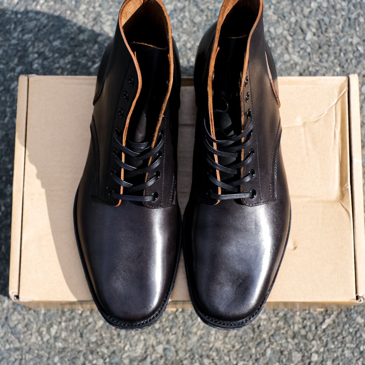 Photo by chaubui86 on October 4, 2022 of the Clinch Yeager Boots in Black-Overdyed Horsebutt.