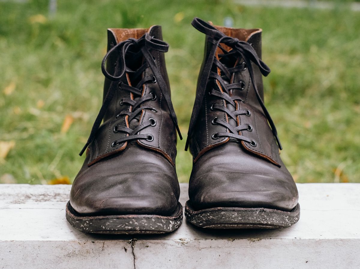 Photo by chaubui86 on November 3, 2022 of the Clinch Yeager Boots in Black-Overdyed Horsebutt.