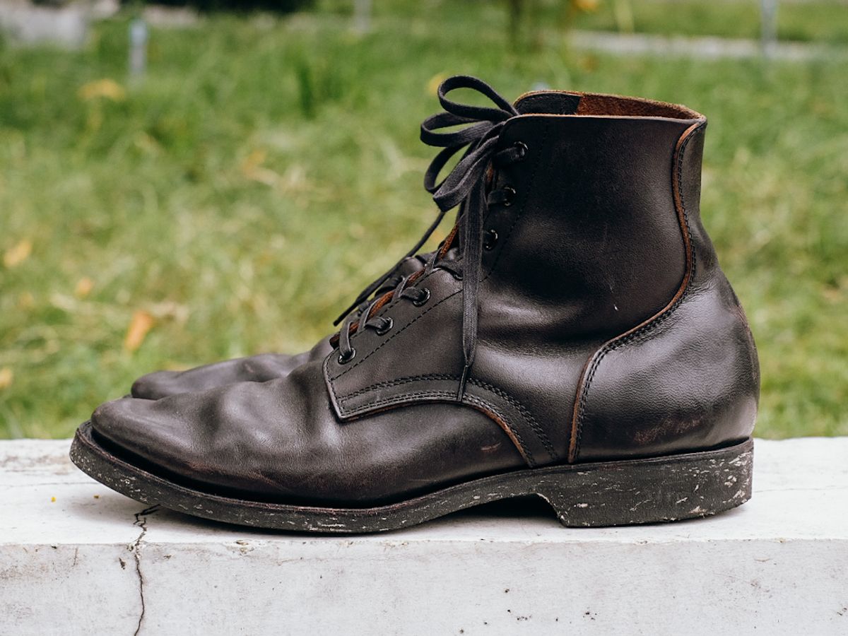 Photo by chaubui86 on November 3, 2022 of the Clinch Yeager Boots in Black-Overdyed Horsebutt.