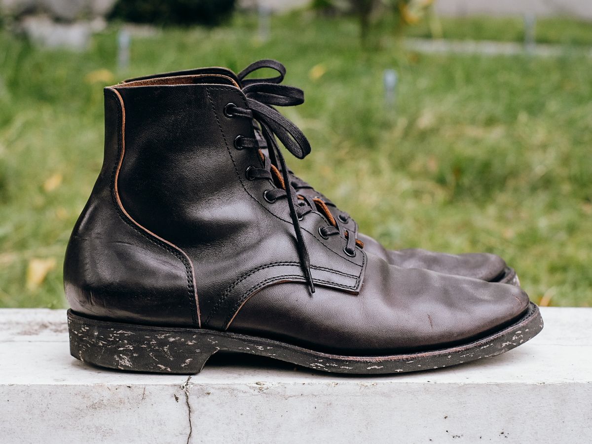 Photo by chaubui86 on November 3, 2022 of the Clinch Yeager Boots in Black-Overdyed Horsebutt.