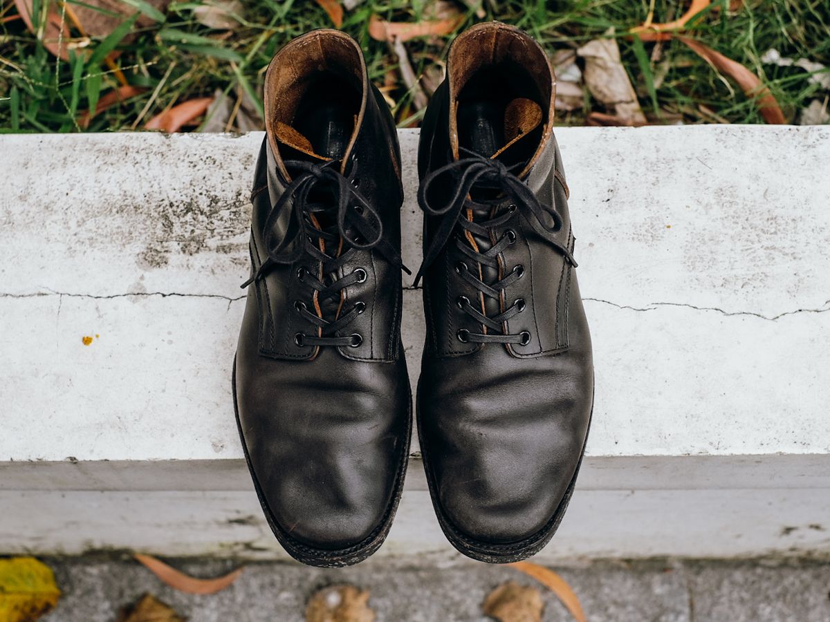 Photo by chaubui86 on November 3, 2022 of the Clinch Yeager Boots in Black-Overdyed Horsebutt.