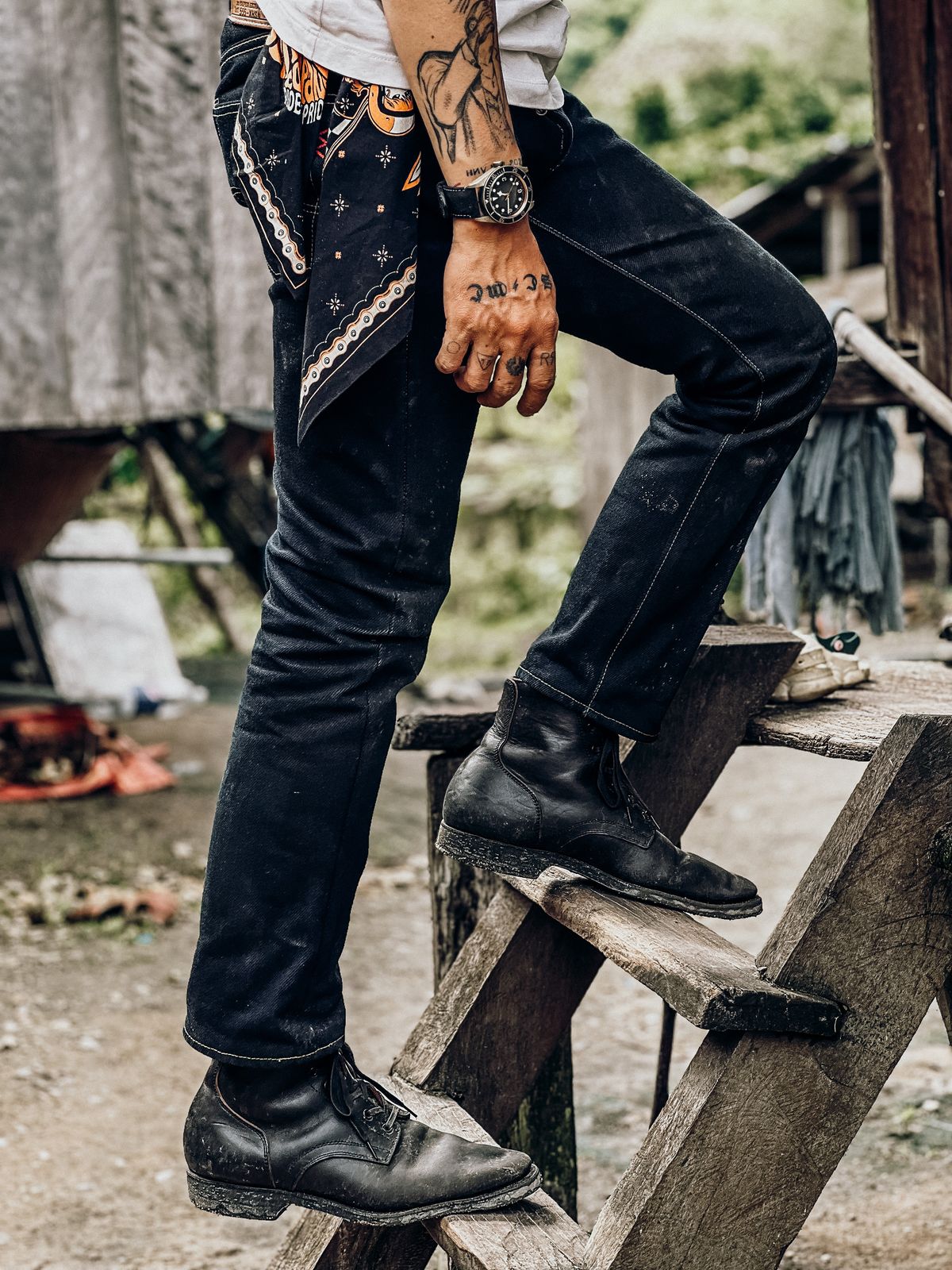 Photo by chaubui86 on December 3, 2022 of the Clinch Yeager Boots in Black-Overdyed Horsebutt.