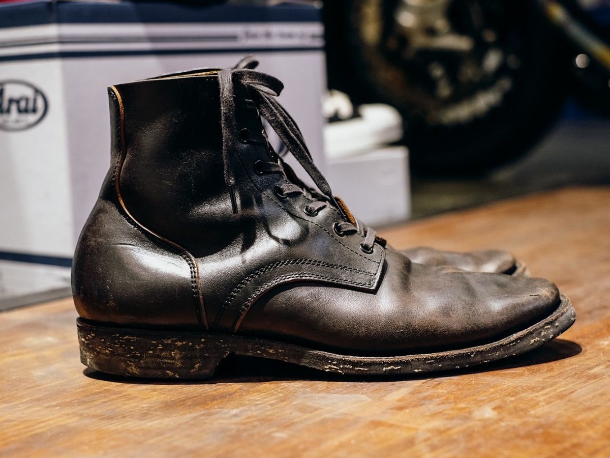 Photo by chaubui86 on December 3, 2022 of the Clinch Yeager Boots in Black-Overdyed Horsebutt.
