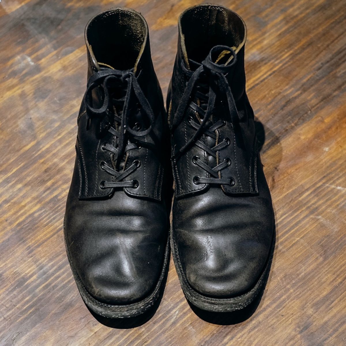 Photo by chaubui86 on December 3, 2022 of the Clinch Yeager Boots in Black-Overdyed Horsebutt.