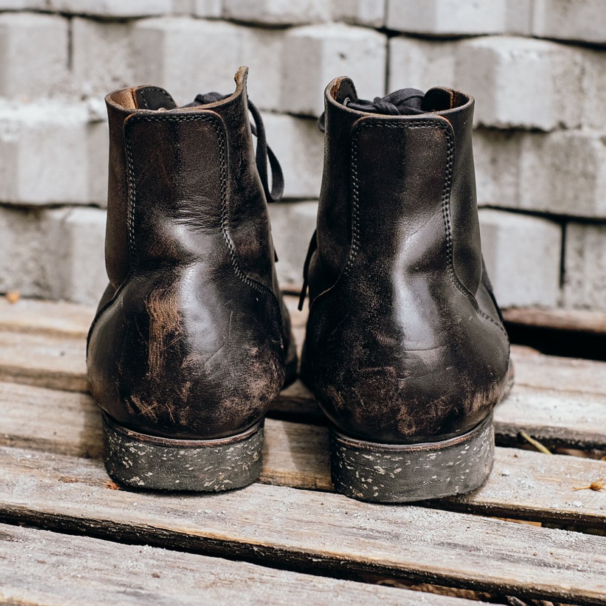 Photo by chaubui86 on January 5, 2023 of the Clinch Yeager Boots in Black-Overdyed Horsebutt.