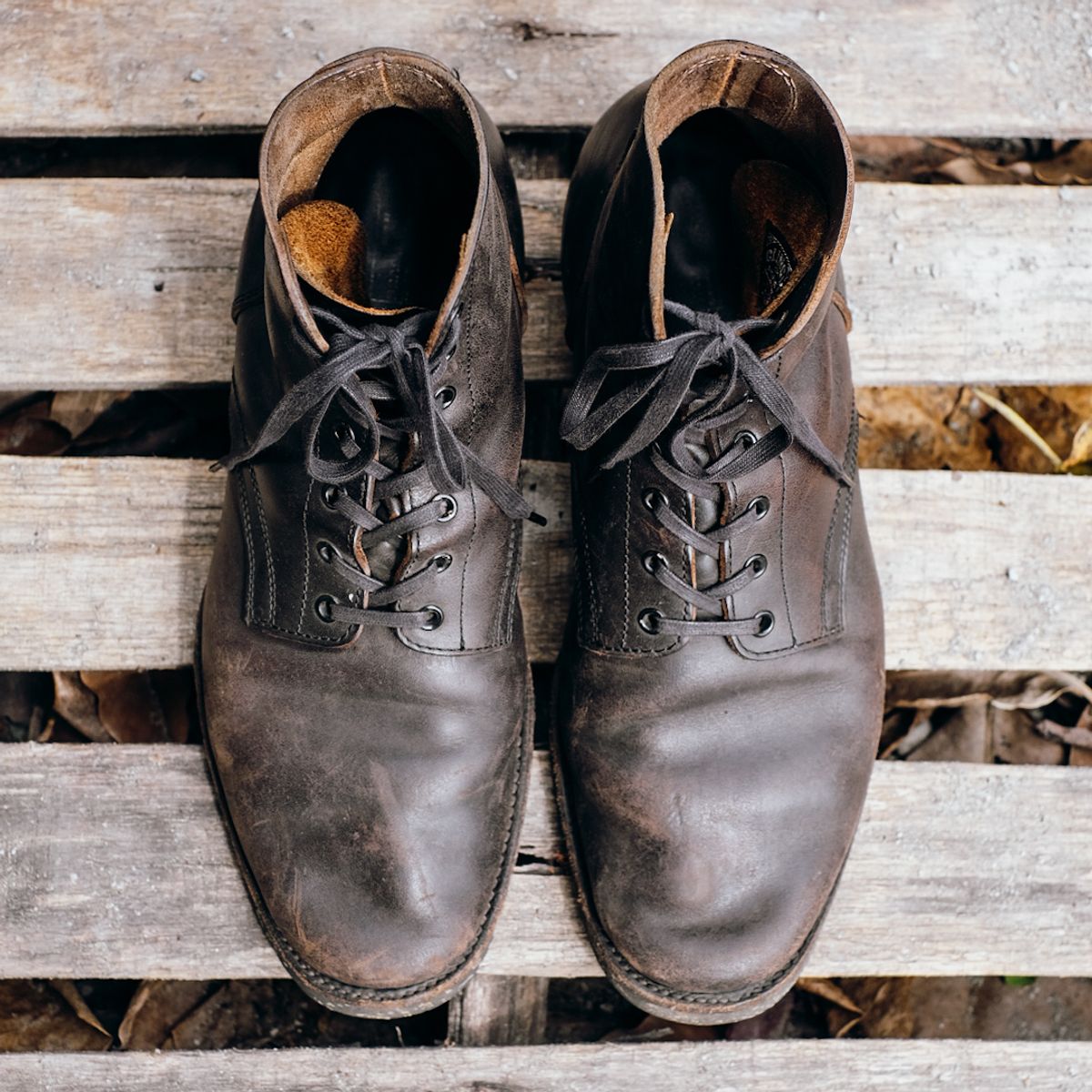 Photo by chaubui86 on January 5, 2023 of the Clinch Yeager Boots in Black-Overdyed Horsebutt.
