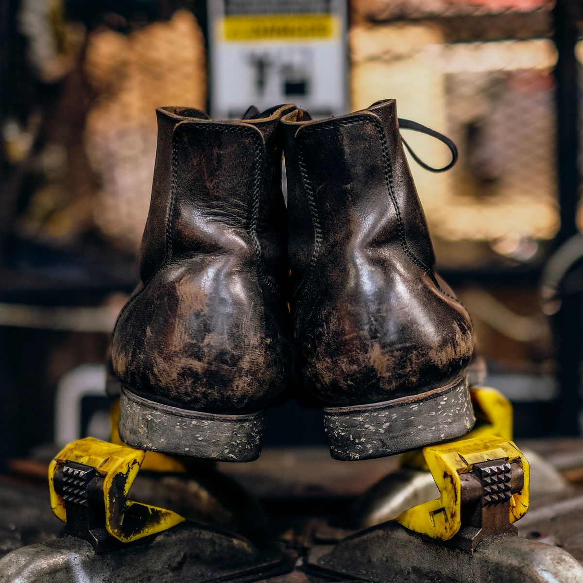 Photo by chaubui86 on February 1, 2023 of the Clinch Yeager Boots in Black-Overdyed Horsebutt.