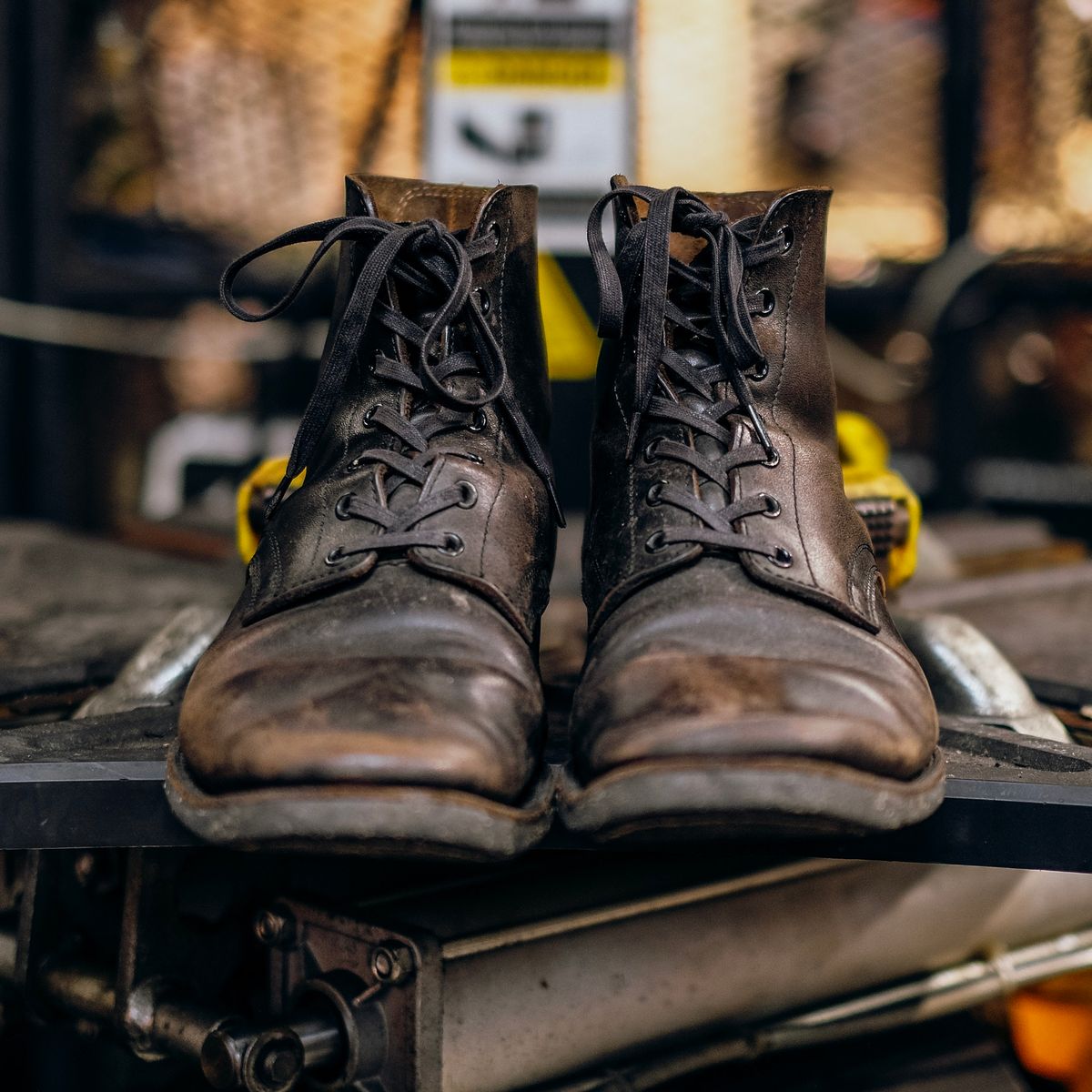 Photo by chaubui86 on February 1, 2023 of the Clinch Yeager Boots in Black-Overdyed Horsebutt.
