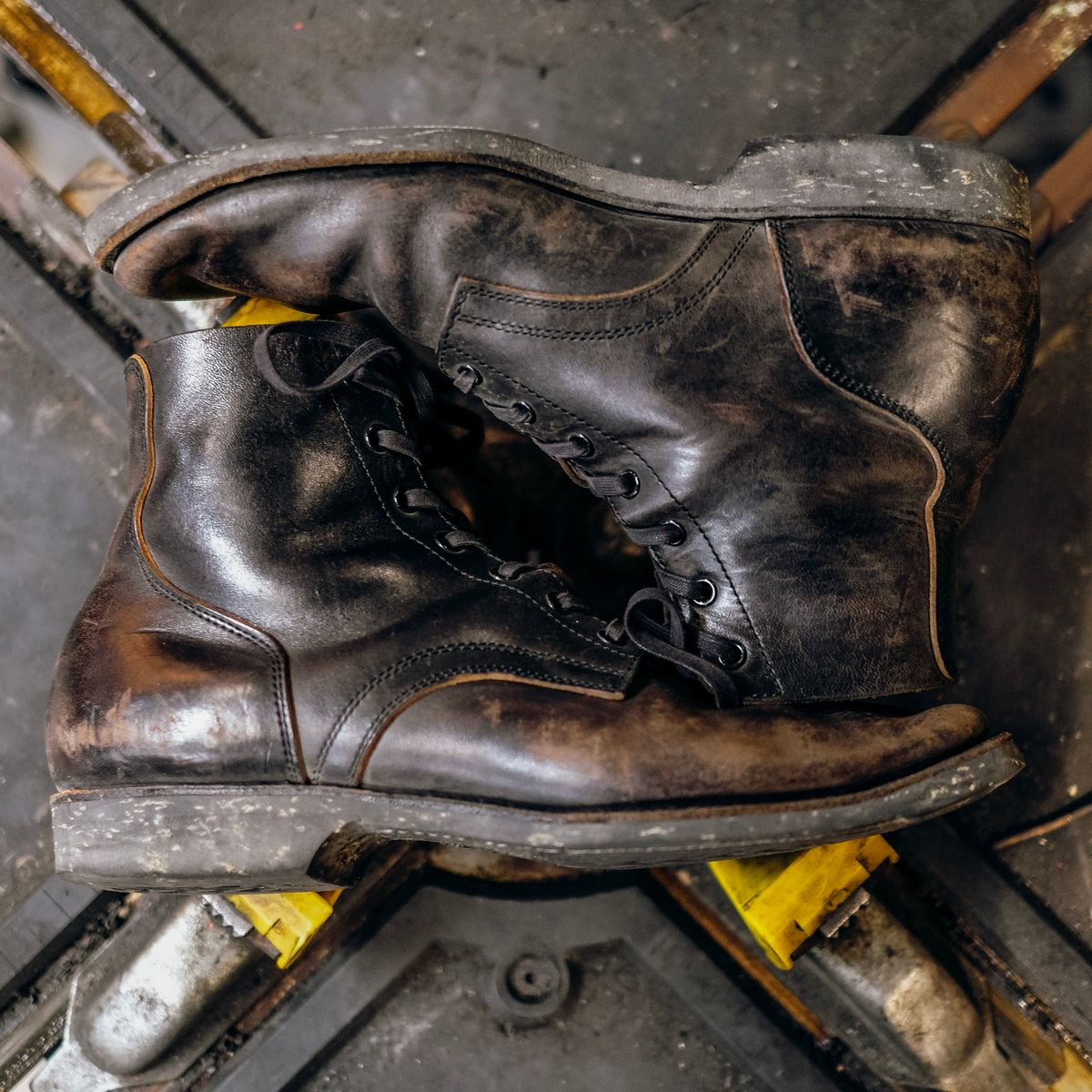 Photo by chaubui86 on February 1, 2023 of the Clinch Yeager Boots in Black-Overdyed Horsebutt.