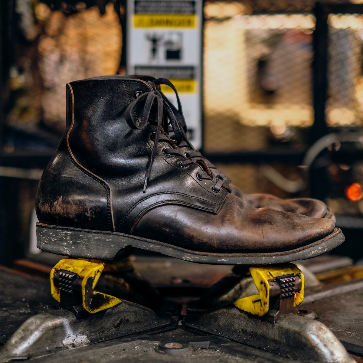 Photo by chaubui86 on February 1, 2023 of the Clinch Yeager Boots in Black-Overdyed Horsebutt.