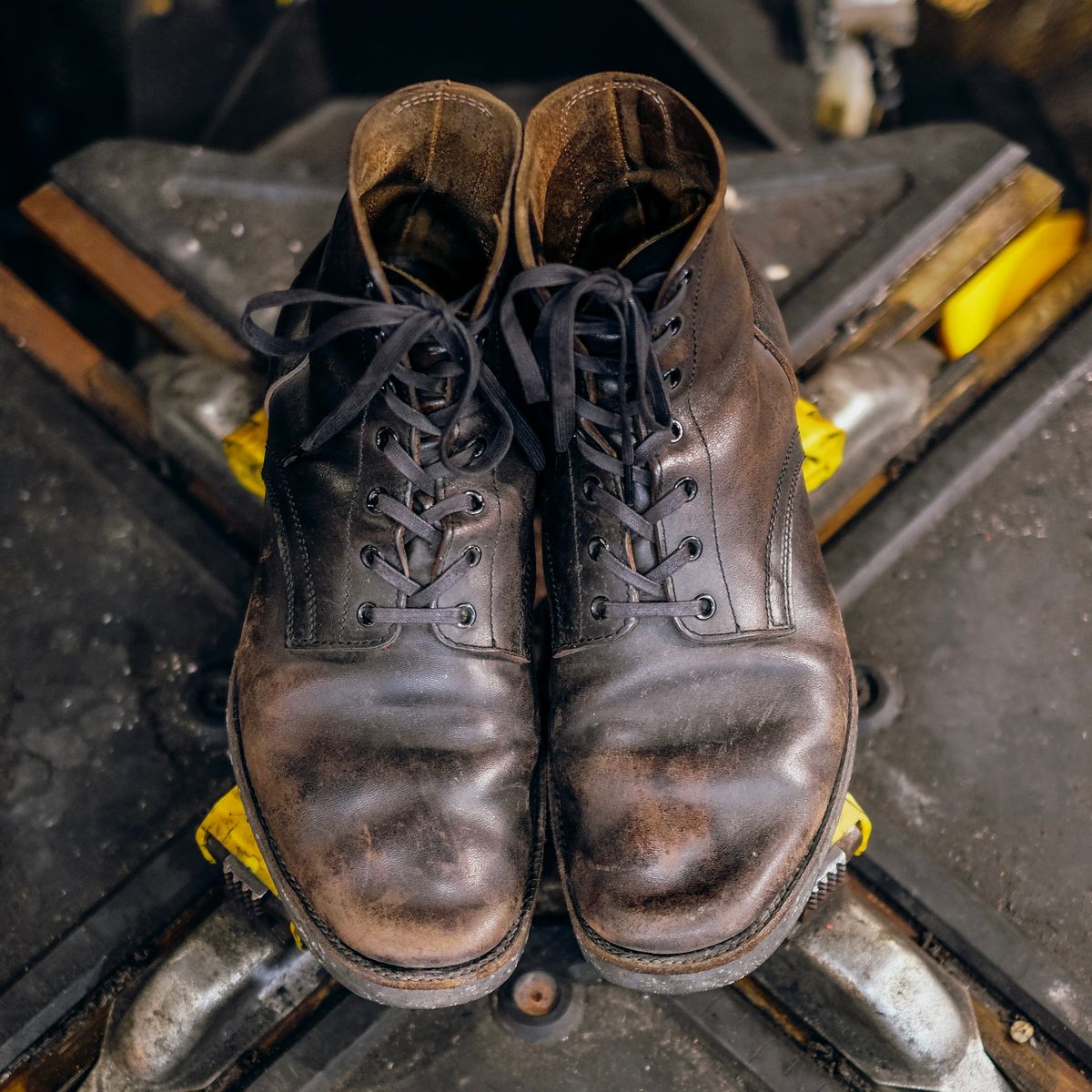 Photo by chaubui86 on February 1, 2023 of the Clinch Yeager Boots in Black-Overdyed Horsebutt.
