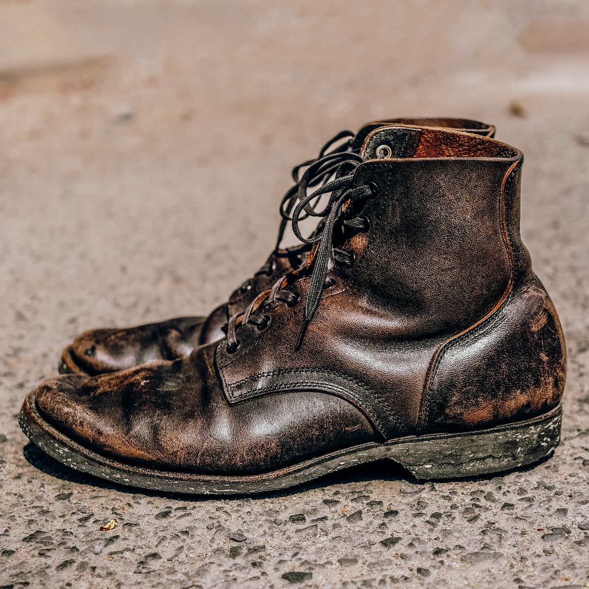 Photo by chaubui86 on March 5, 2023 of the Clinch Yeager Boots in Black-Overdyed Horsebutt.