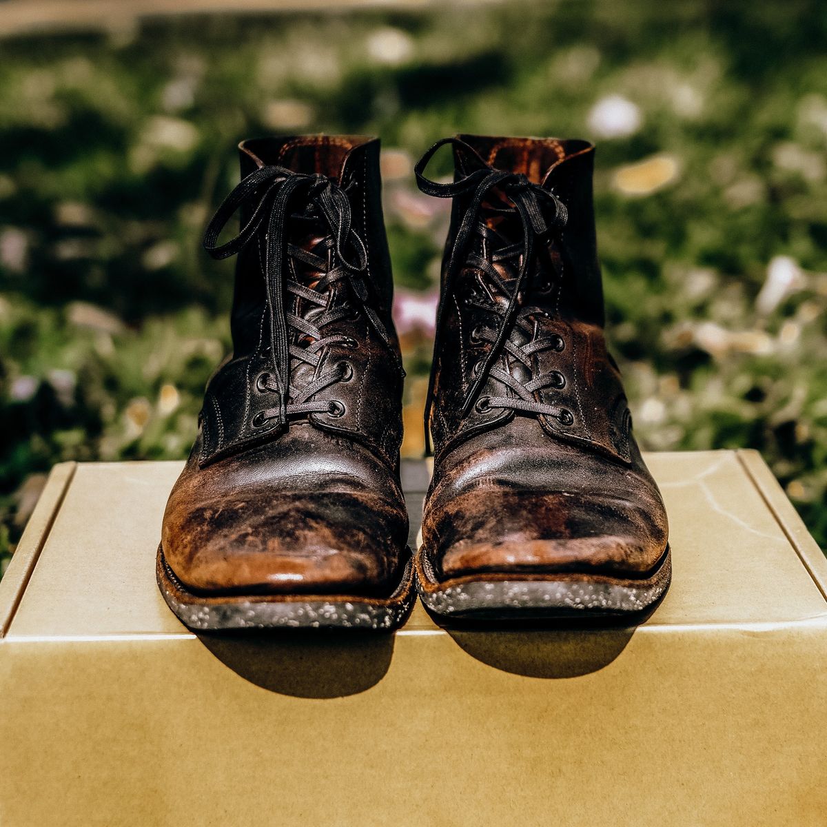 Photo by chaubui86 on April 3, 2023 of the Clinch Yeager Boots in Black-Overdyed Horsebutt.