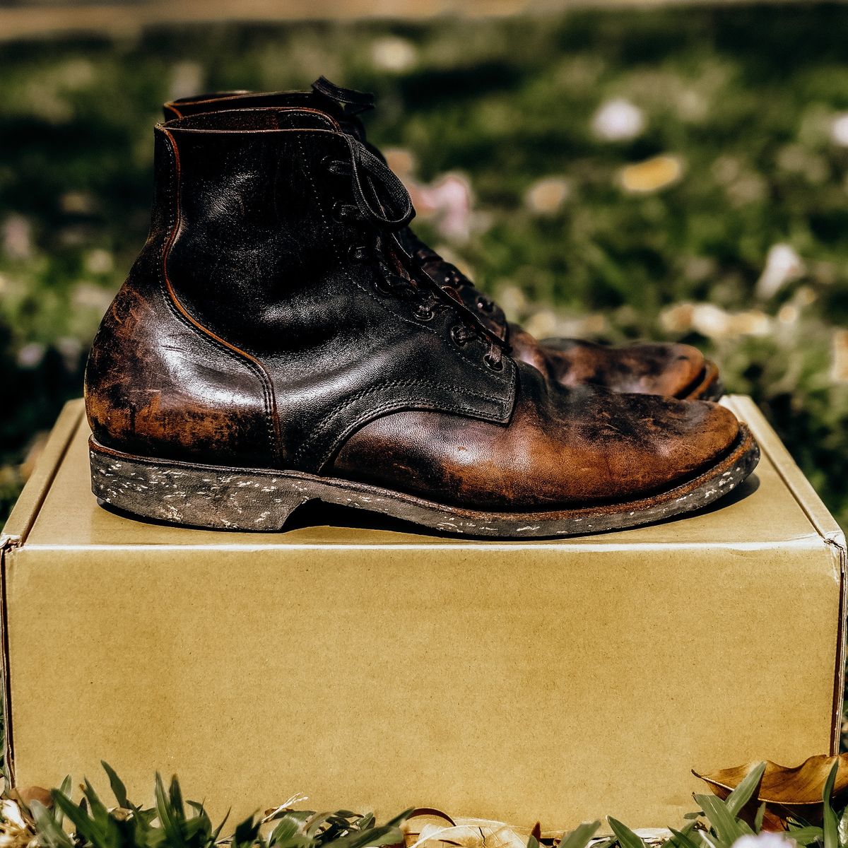 Photo by chaubui86 on April 3, 2023 of the Clinch Yeager Boots in Black-Overdyed Horsebutt.